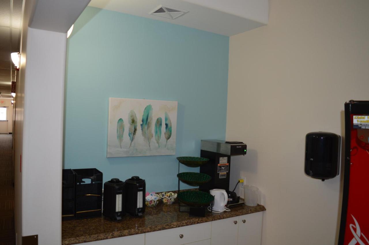 Auberge Macdonald Guest Inn Iroquois Falls Экстерьер фото