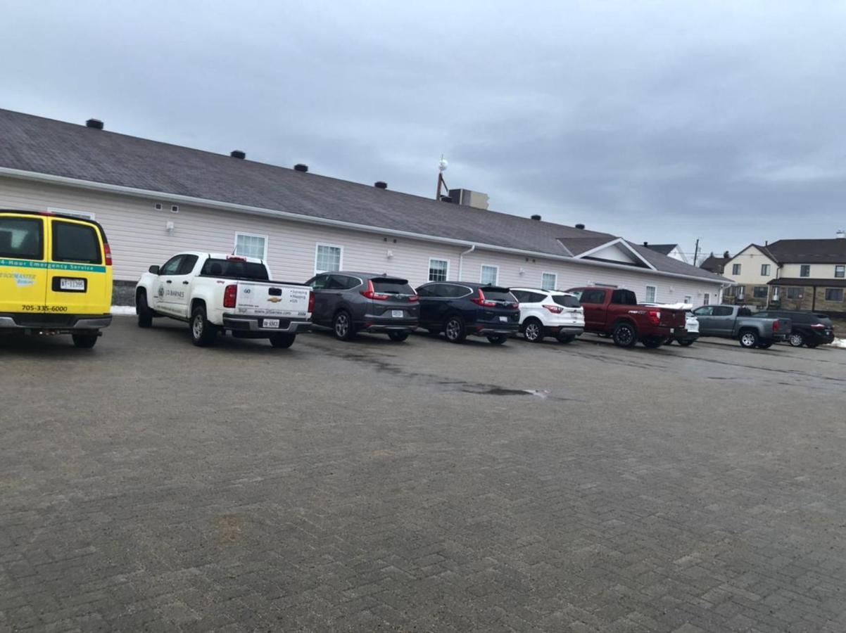 Auberge Macdonald Guest Inn Iroquois Falls Экстерьер фото