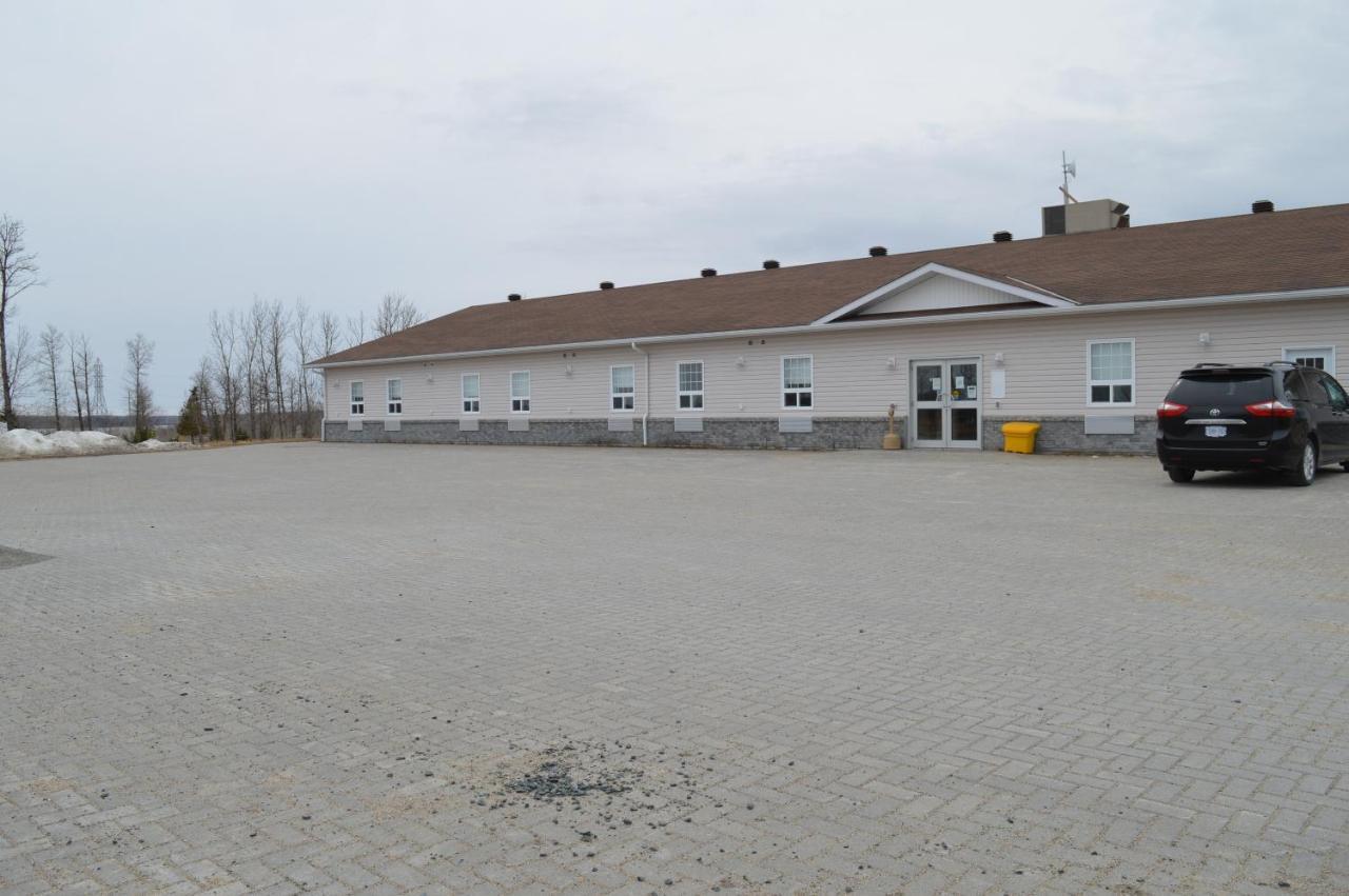 Auberge Macdonald Guest Inn Iroquois Falls Экстерьер фото