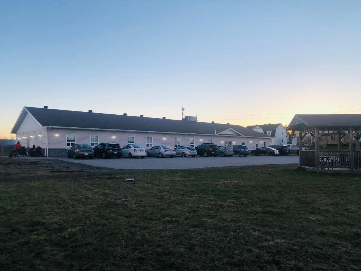 Auberge Macdonald Guest Inn Iroquois Falls Экстерьер фото