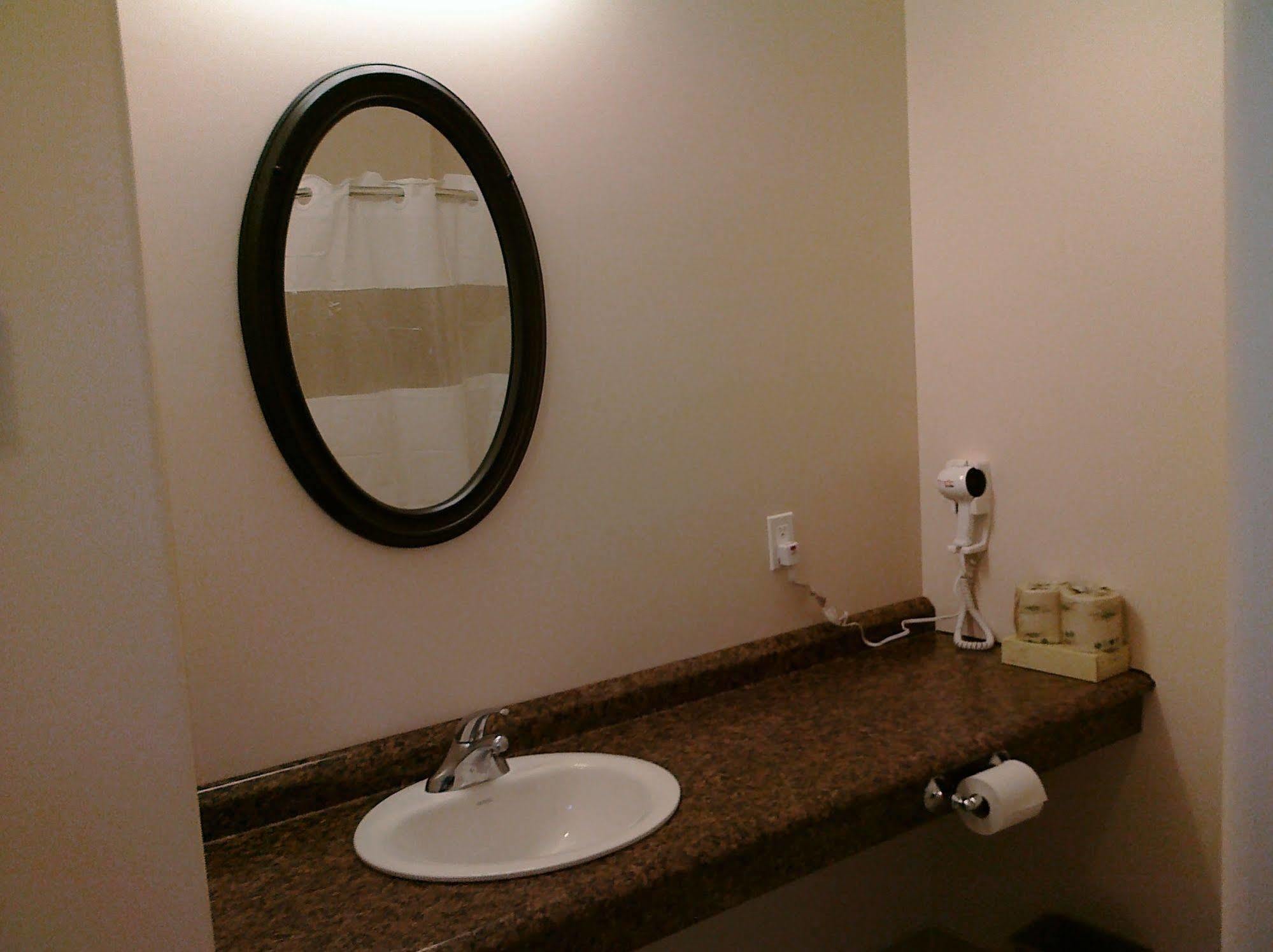 Auberge Macdonald Guest Inn Iroquois Falls Экстерьер фото